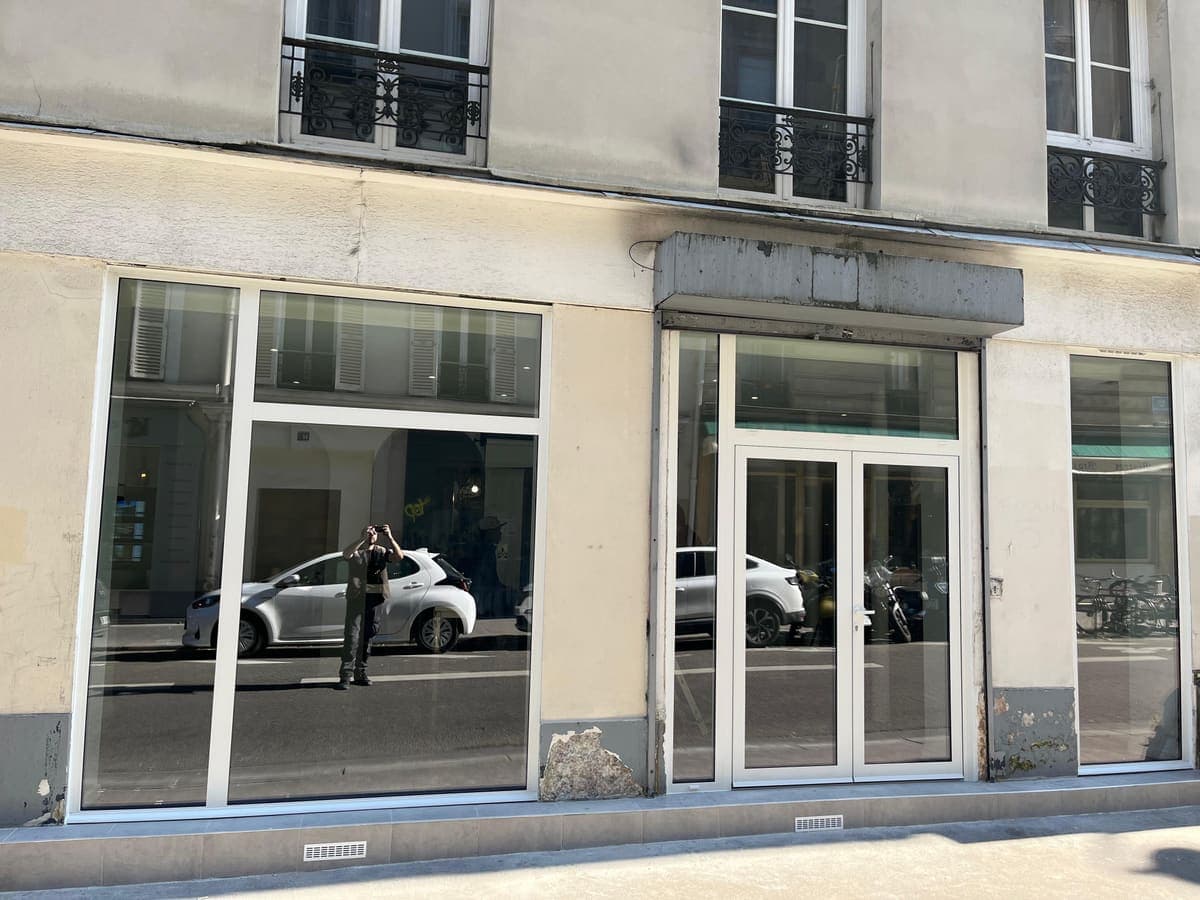 Nouvelle devanture vitrée en aluminium d’un magasin à Paris 18e