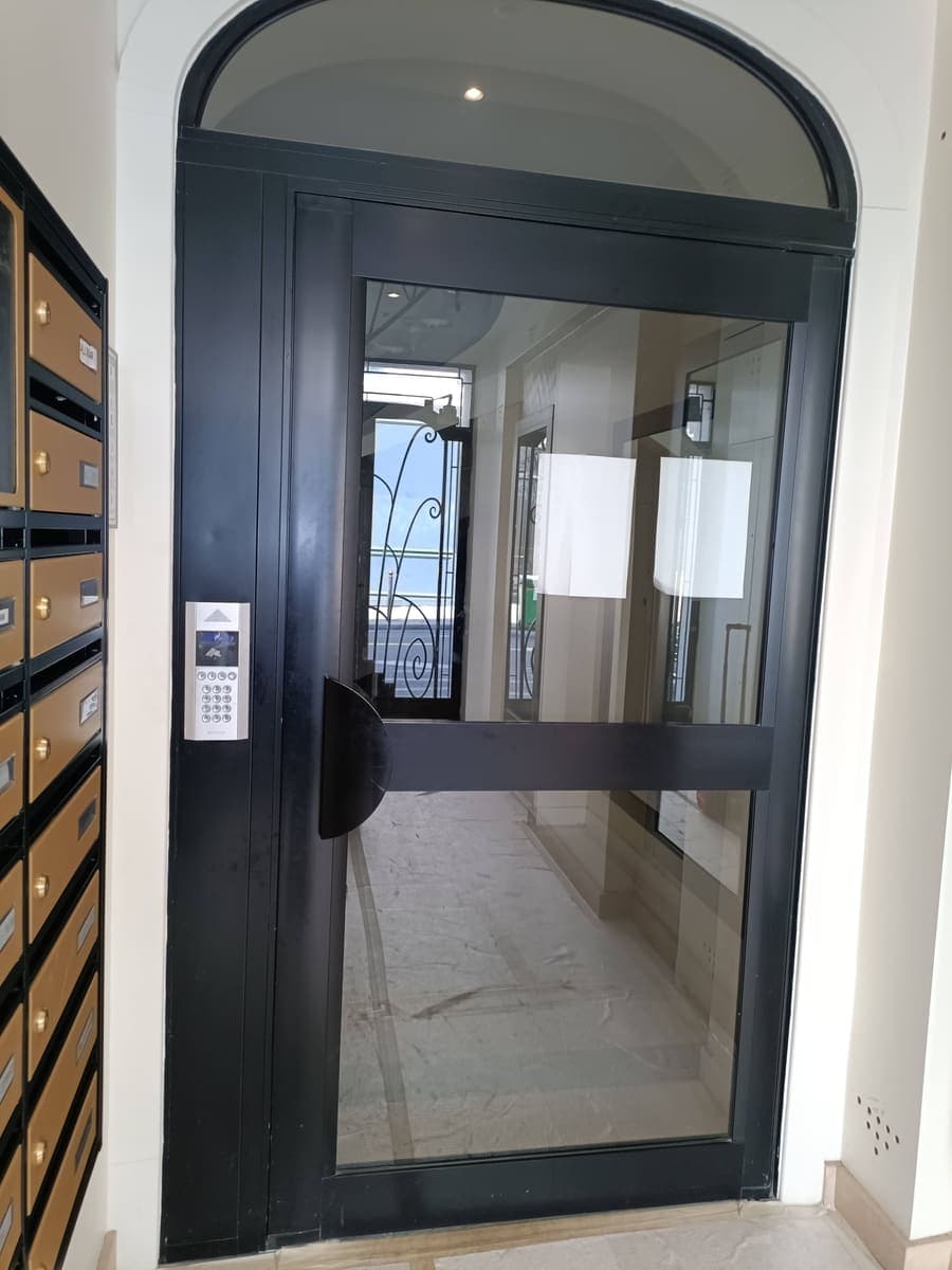 Porte d’entrée d’immeuble en aluminium avec contrôle d’accès