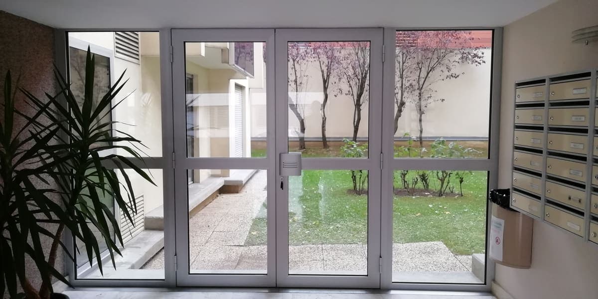 Ensemble vitré d’entrée de copropriété posé par Charles Costa
